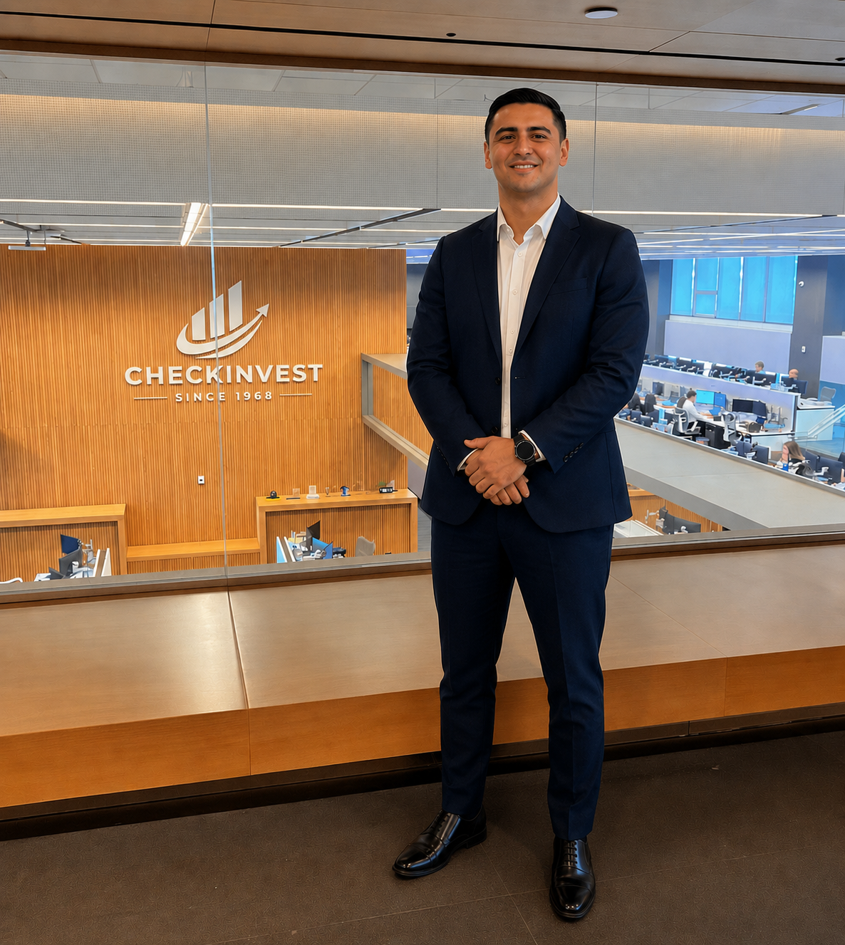 Executivo da CheckInvest em ambiente de trading institucional